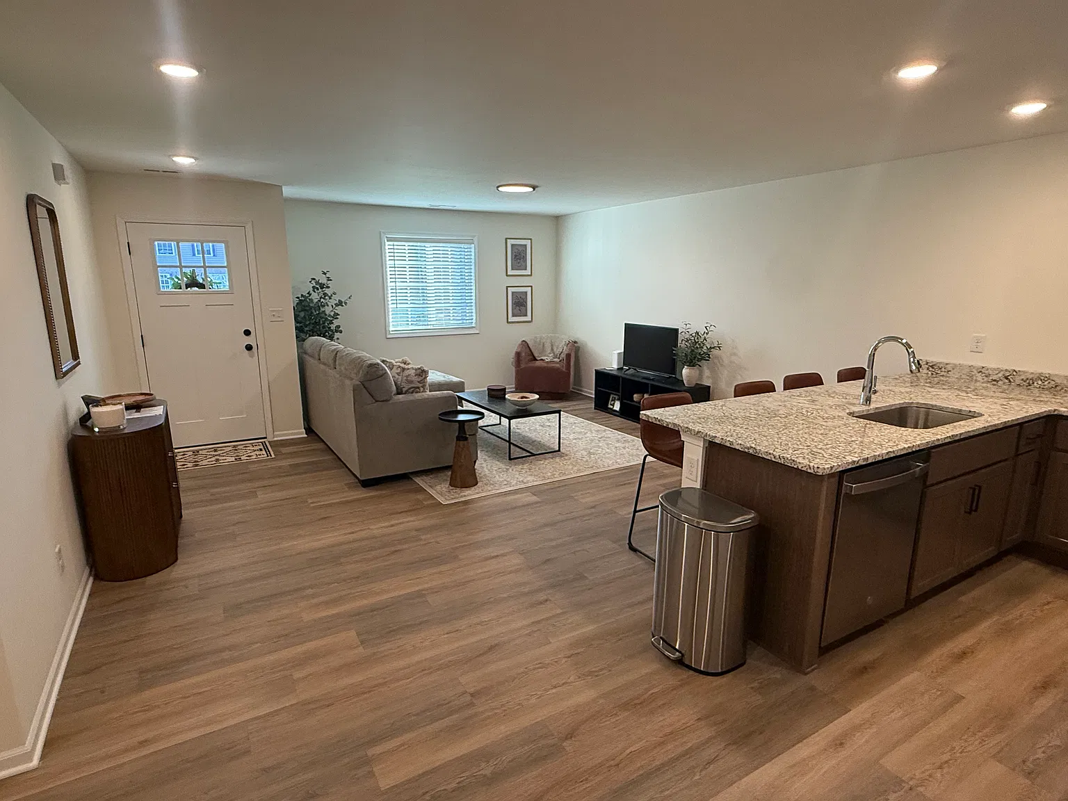 3 bed, 1260 sqft, $2,700 — Photo 2