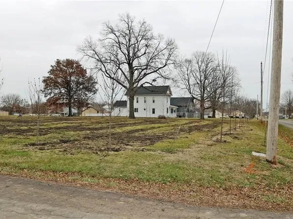500 Pennsylvania Ave, East Lynne, MO 64743