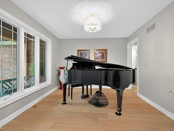 5th image of 117 Royal Pine Ln