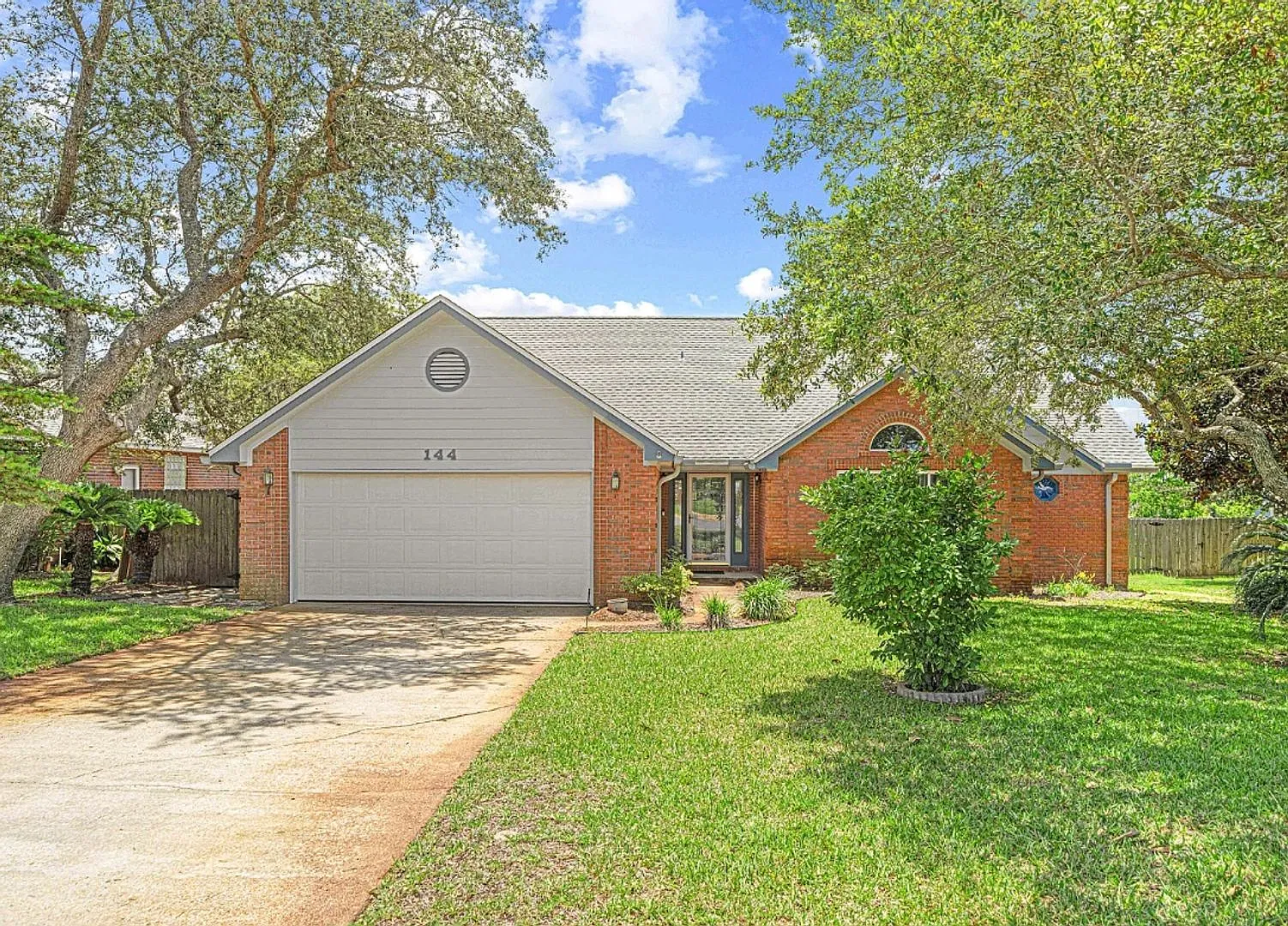 3/2 In Mary Esther! Private Beach Access!! — Photo 1