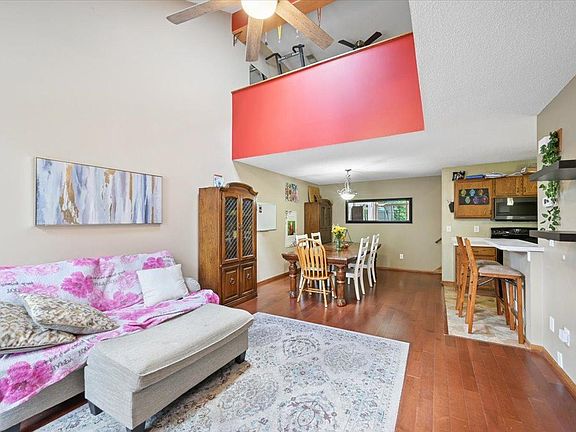 4th image of 102 Primrose Ct