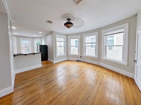 4th image of 126 Calumet St #2