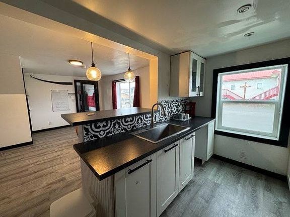 5th image of 100 E King Pl