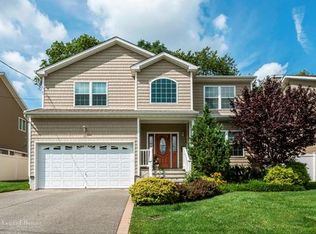 95 Convent Rd, Syosset, NY 11791