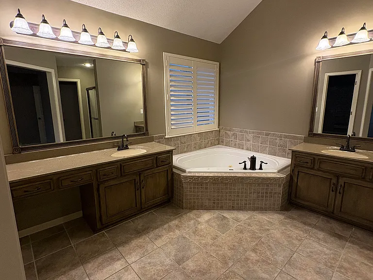 5325 NE Sunshine Dr — Photo 3