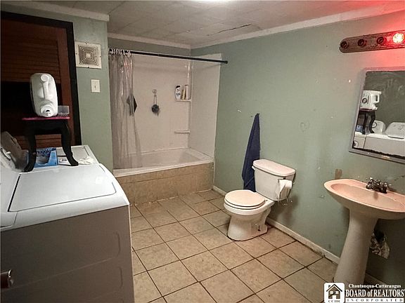3rd image of 2622 Chapin Rd