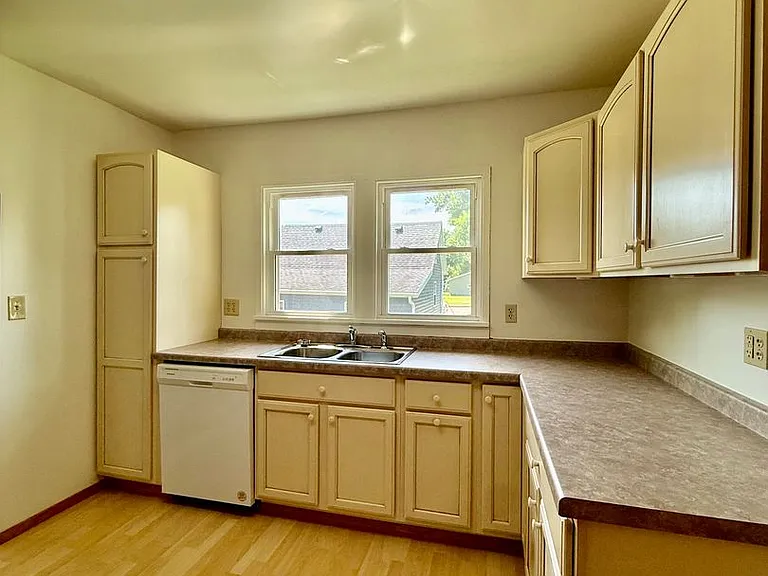 415 7th Ave NE — Photo 3