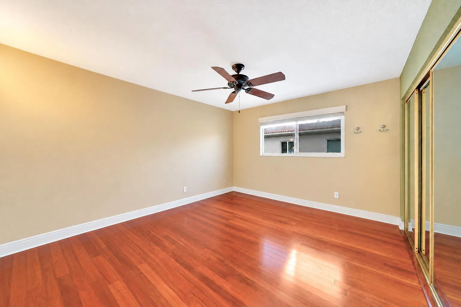 Park Ridge North — Photo 1