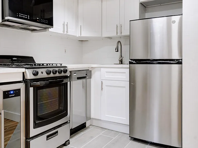 348 W 47th St #2C — Photo 3