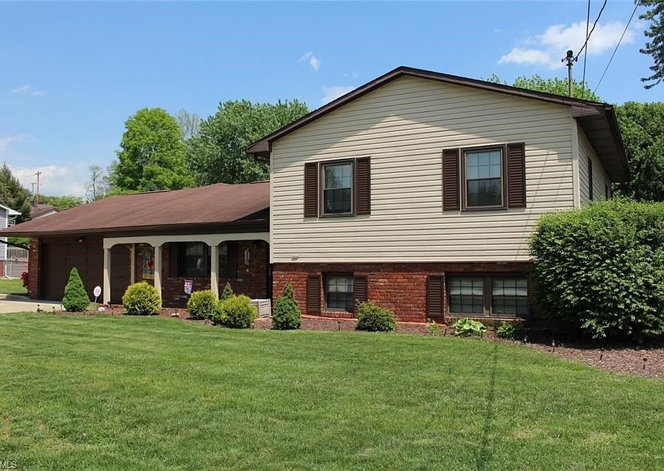 Well maintained tri-level home in Reno