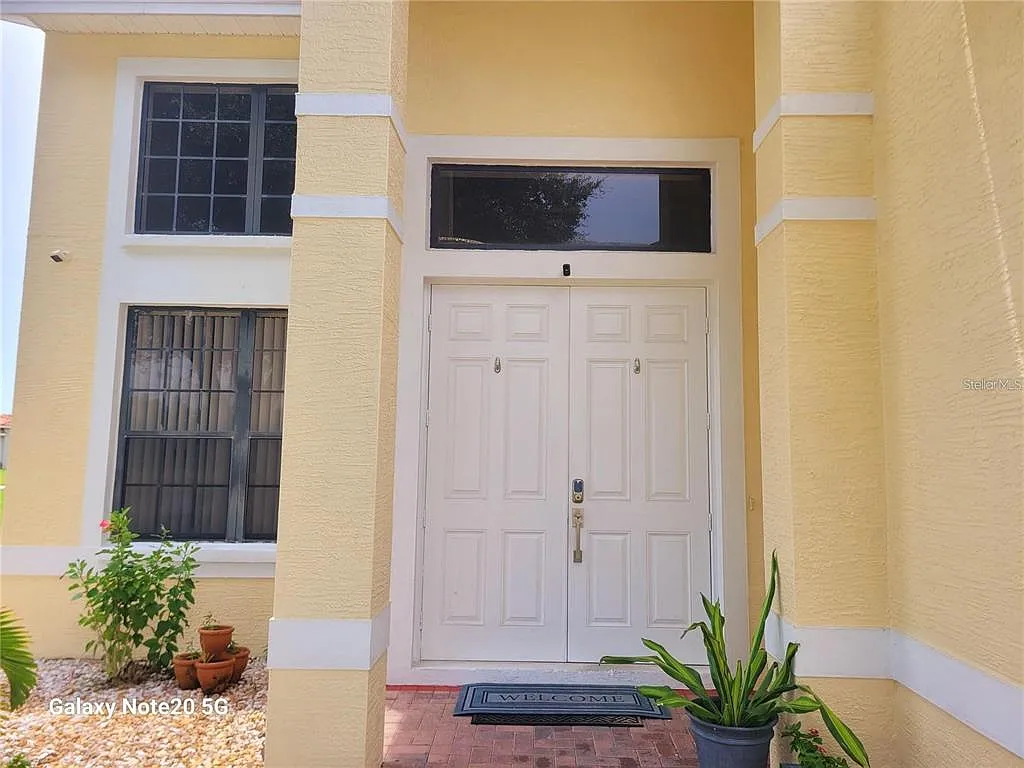 4 bed, 2.5 bath, 2187 sqft, $2,400 — Photo 2