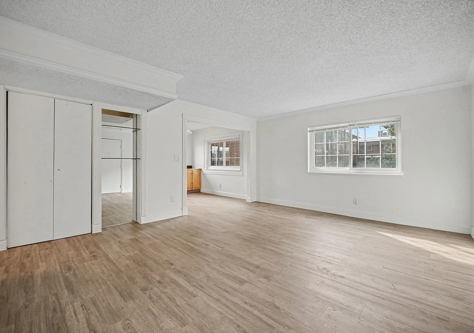 Spacious 3-Bedroom, 2-Bathroom End-Unit in Denver — Photo 1