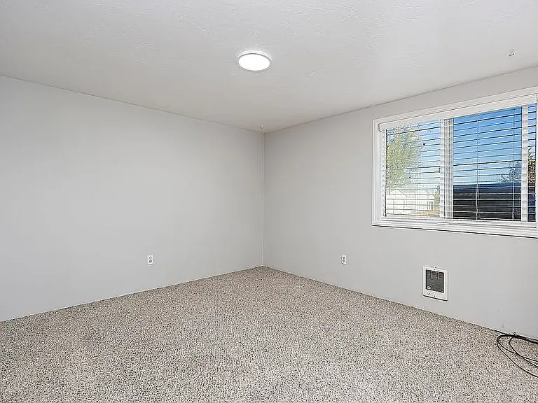 710 Taylor St W — Photo 15
