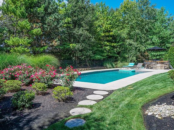 3rd image of 7001 Larkspur Ln