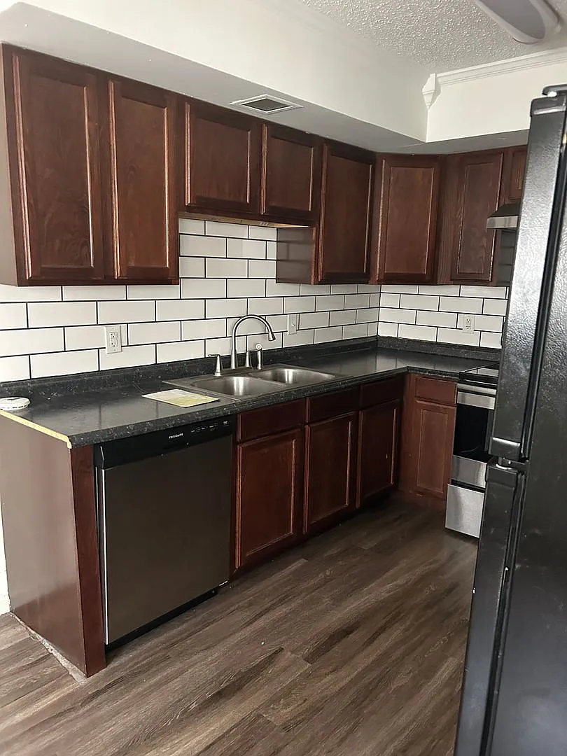 415 Glover — Photo 2