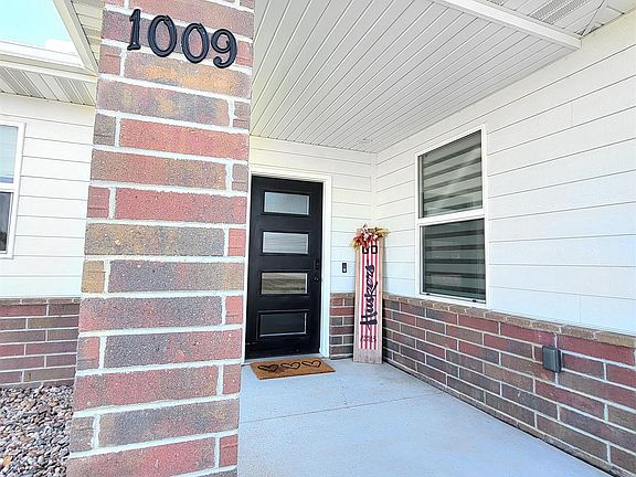 3rd image of 1009 W 61st Street Pl