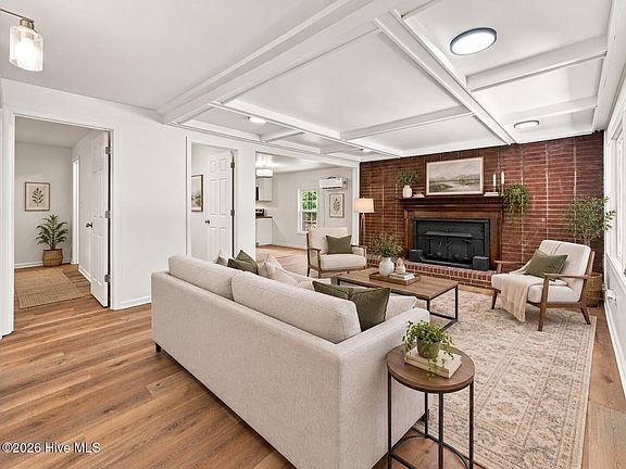 5th image of 901 E Nash Street