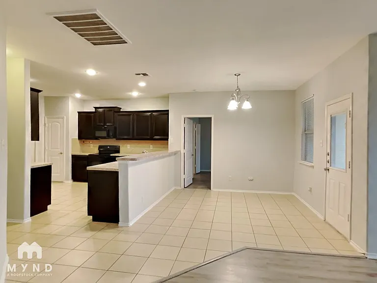 414 Jasmine Cir — Photo 3