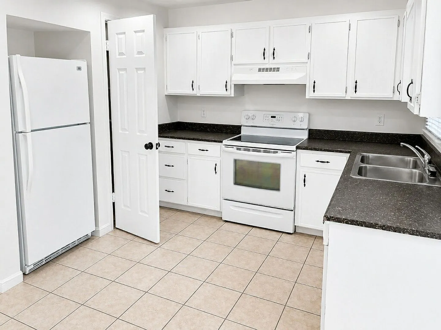2Br, 1 bath half Duplex - nice house with fenced in yard — Photo 2