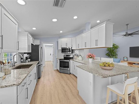 5th image of 5785 Drummond WAY