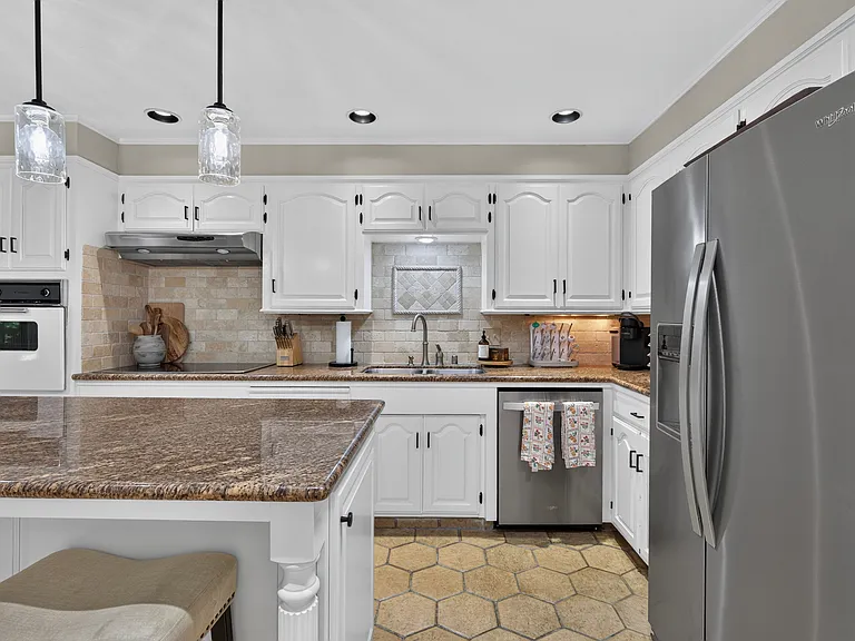 1106 Lake Home Dr — Photo 8