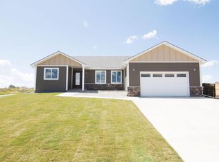 2205 Sawtooth Dr, Gillette, WY 82718