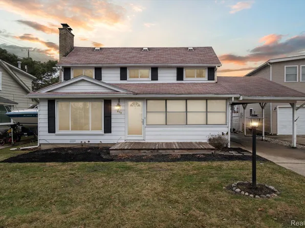 630 Ruskin Dr, Algonac, MI 48001
