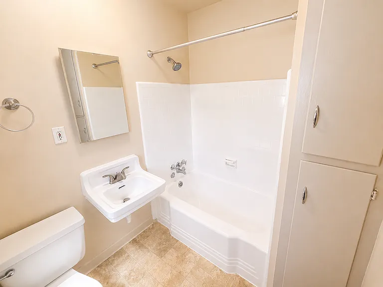 Fort Sutter Manor, Classic Midtown Living! — Photo 34