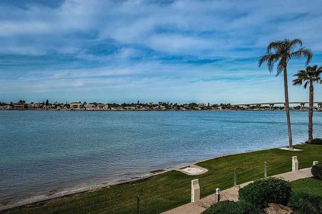 2 bed, 2.0 bath, 1185 sqft, $7,510 — Photo 2