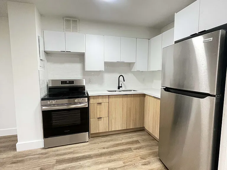 70 Paisley Blvd W — Photo 11