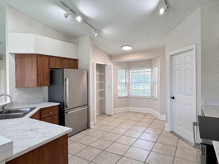332 Cloverdale Rd — Photo 8