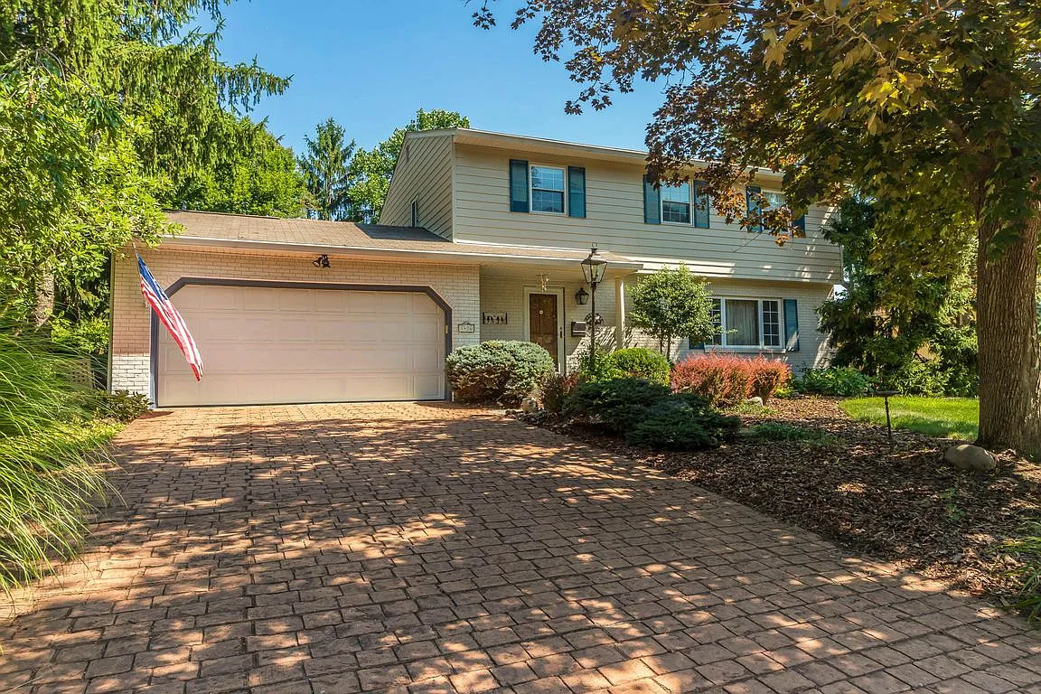 1426 Reymond Rd photo 1