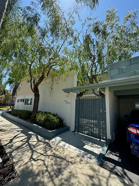 Studio, 300 sqft, $1,575 — Photo 2