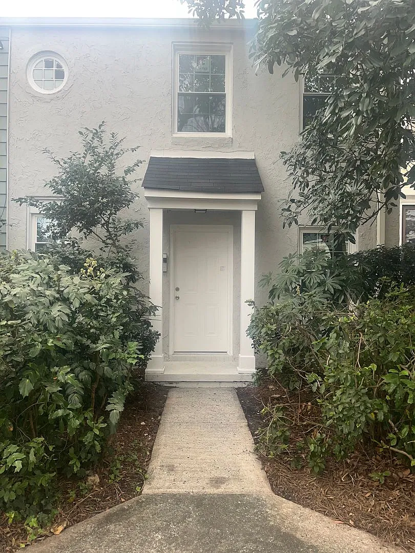 Chic Modern Condo with New Appliances, Private Entrance, and Stunning Courtyard — Photo 1