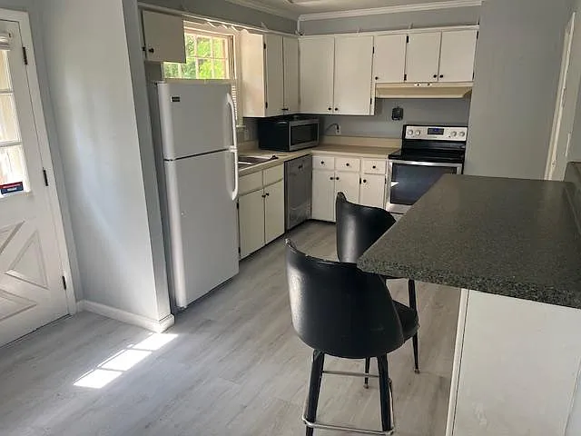 3 bed, 1300 sqft, $1,880 — Photo 2