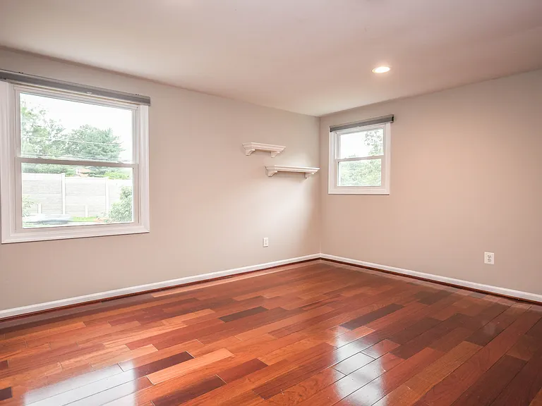 9627 Locust Hill Dr — Photo 24