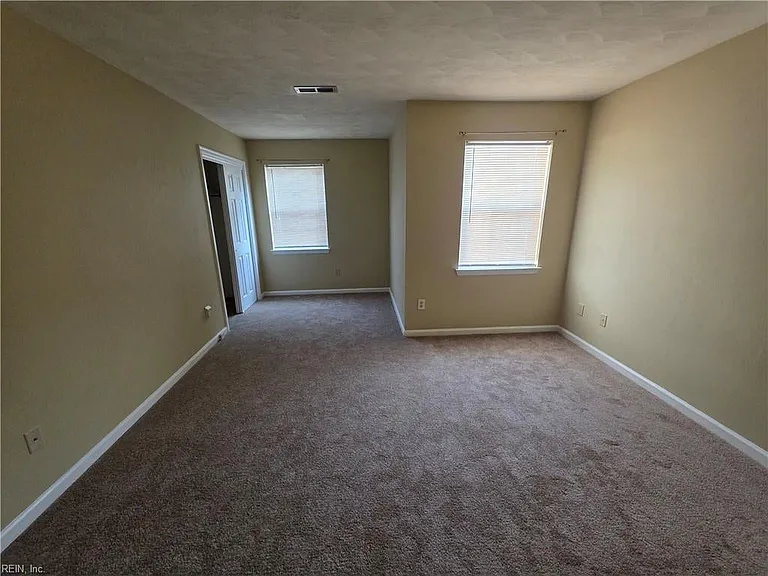 1460 Berkshire Dr — Photo 11