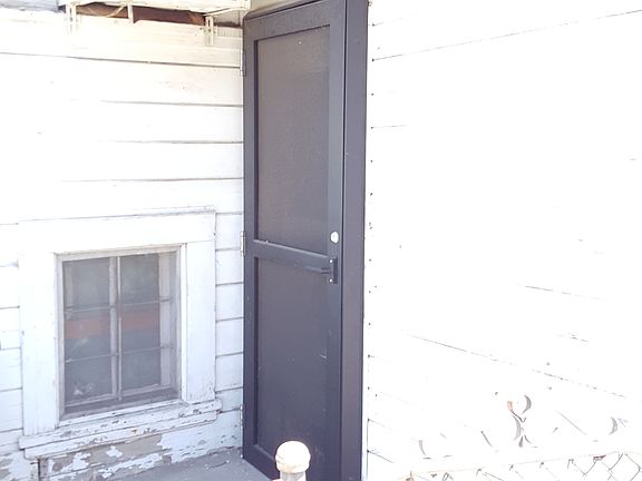 4th image of 924 S San Joaquin St