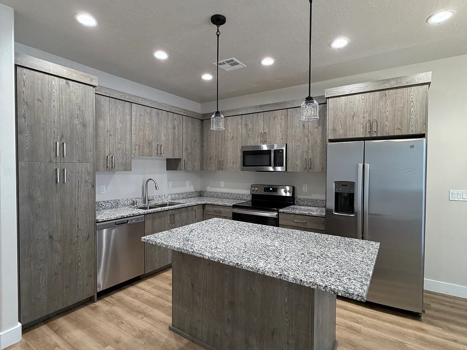 2 bed, 1040 sqft, $1,630 — Photo 3