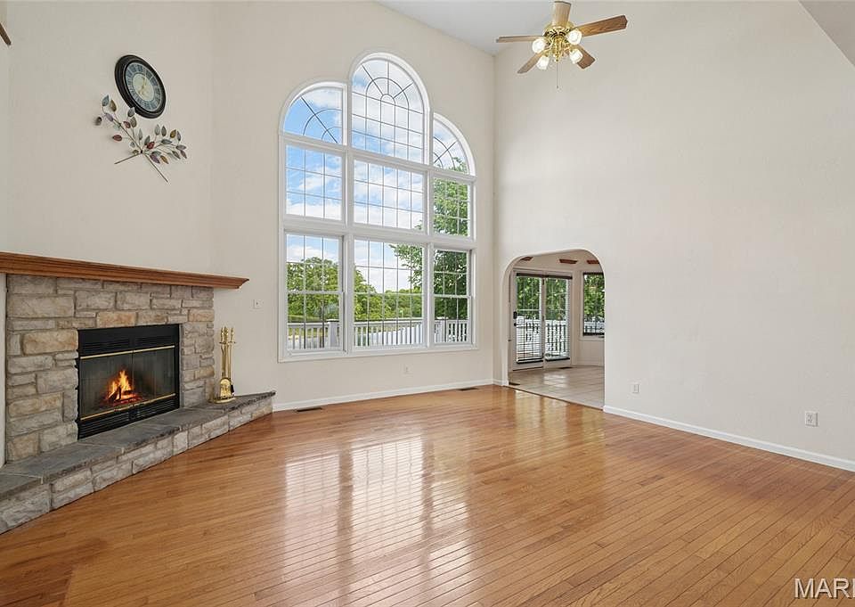 1st image of 101 W Lakeview Dr