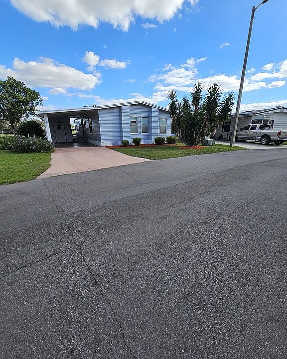 1st image of 572 Oak Island Cir
