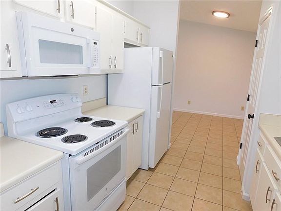 5th image of 137 Riverside Dr #19