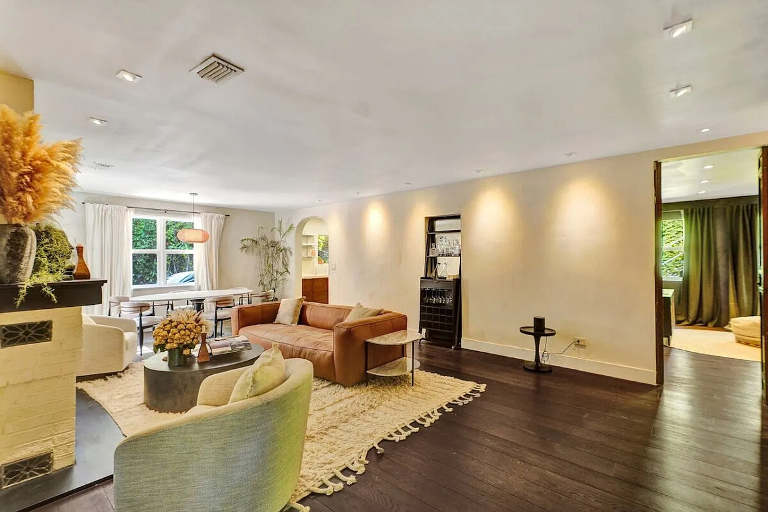 2 bed, 2.0 bath, 2680 sqft, $9,987 — Photo 2