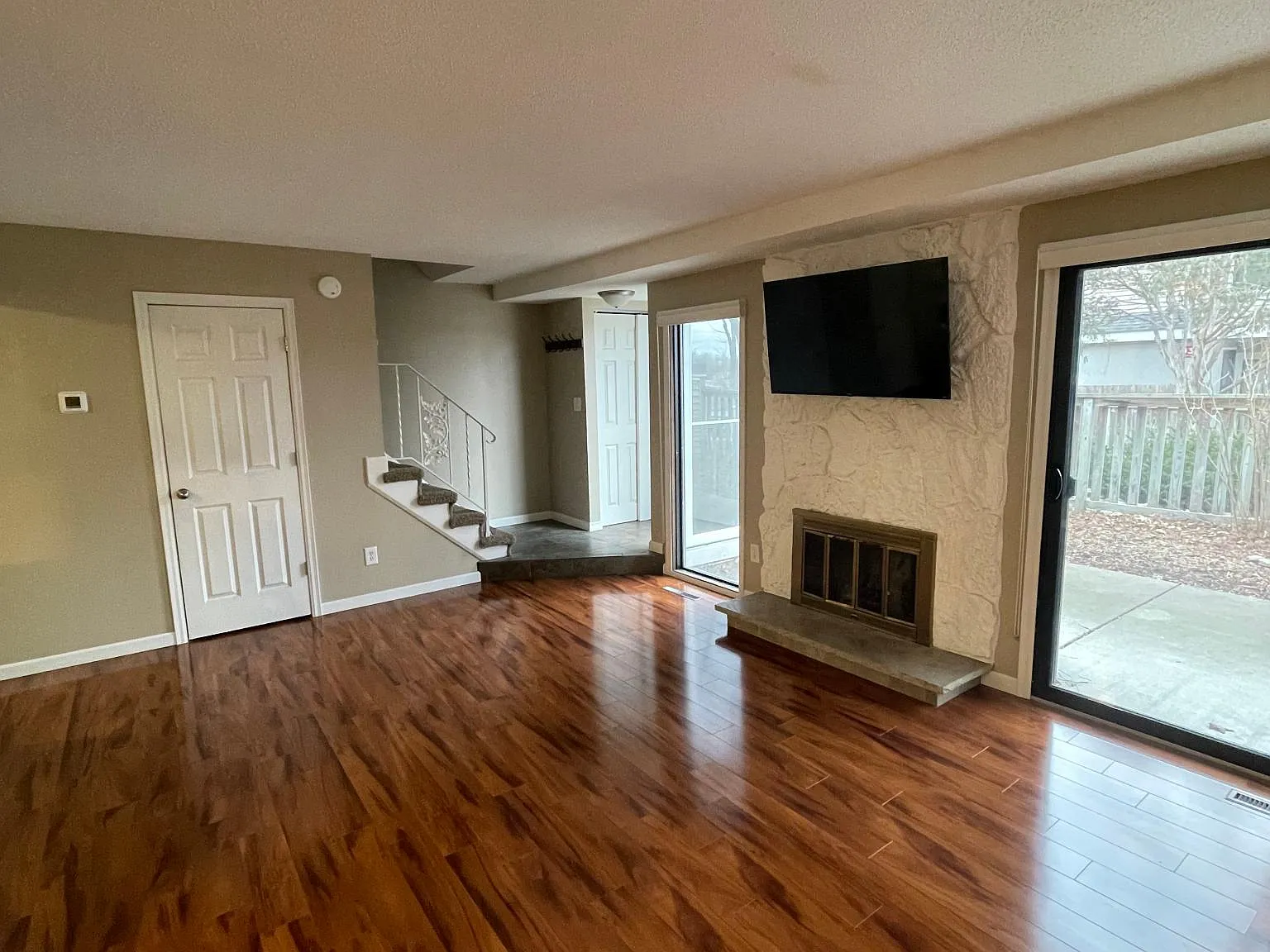3 bed, 2.5 bath, 1324 sqft, $2,500 — Photo 4