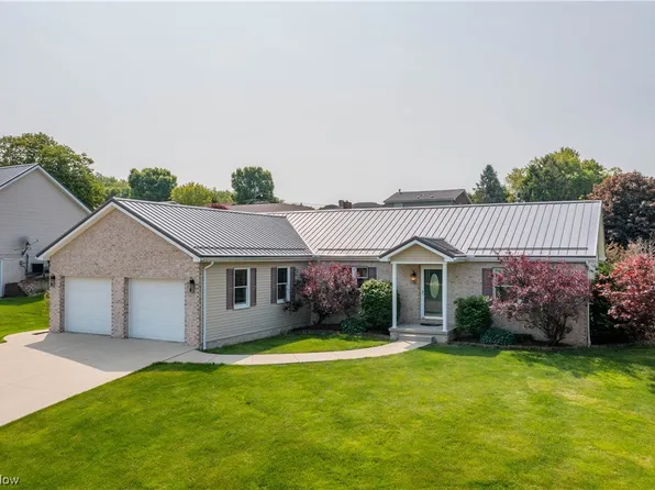 20 Par Three Dr, Follansbee, WV 26037