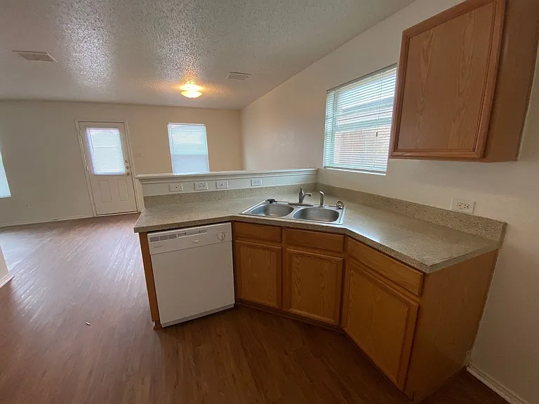 5008 Waterford Dr — Photo 9
