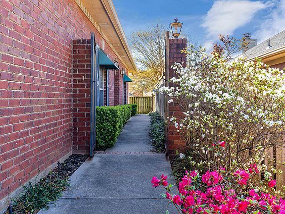 3rd image of 306 Hampton Ct