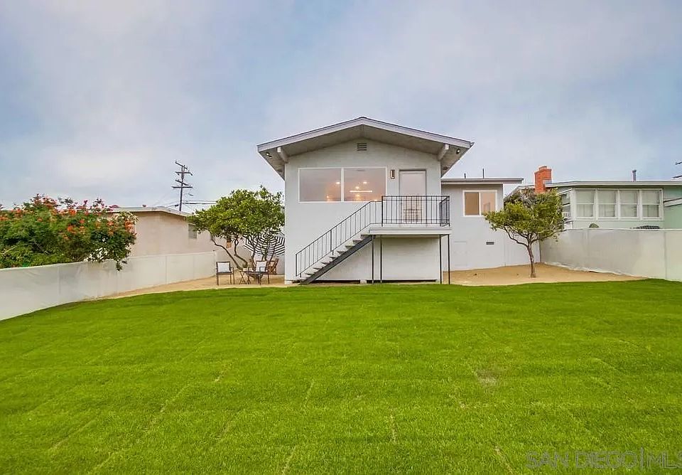 2nd image of 2440 Calle Aguadulce