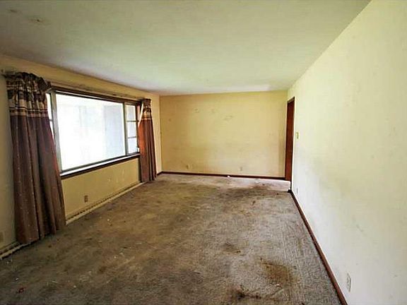 4th image of 715 N Broadway St