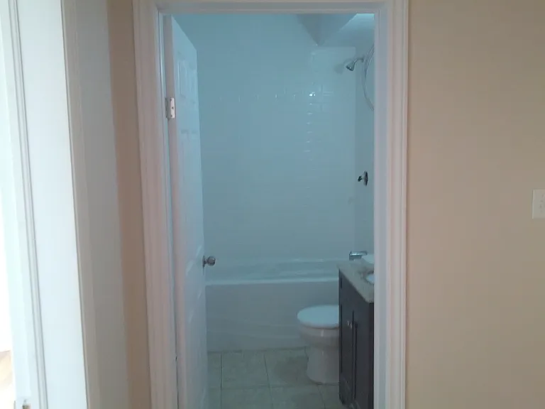 1025 King St E — Photo 12
